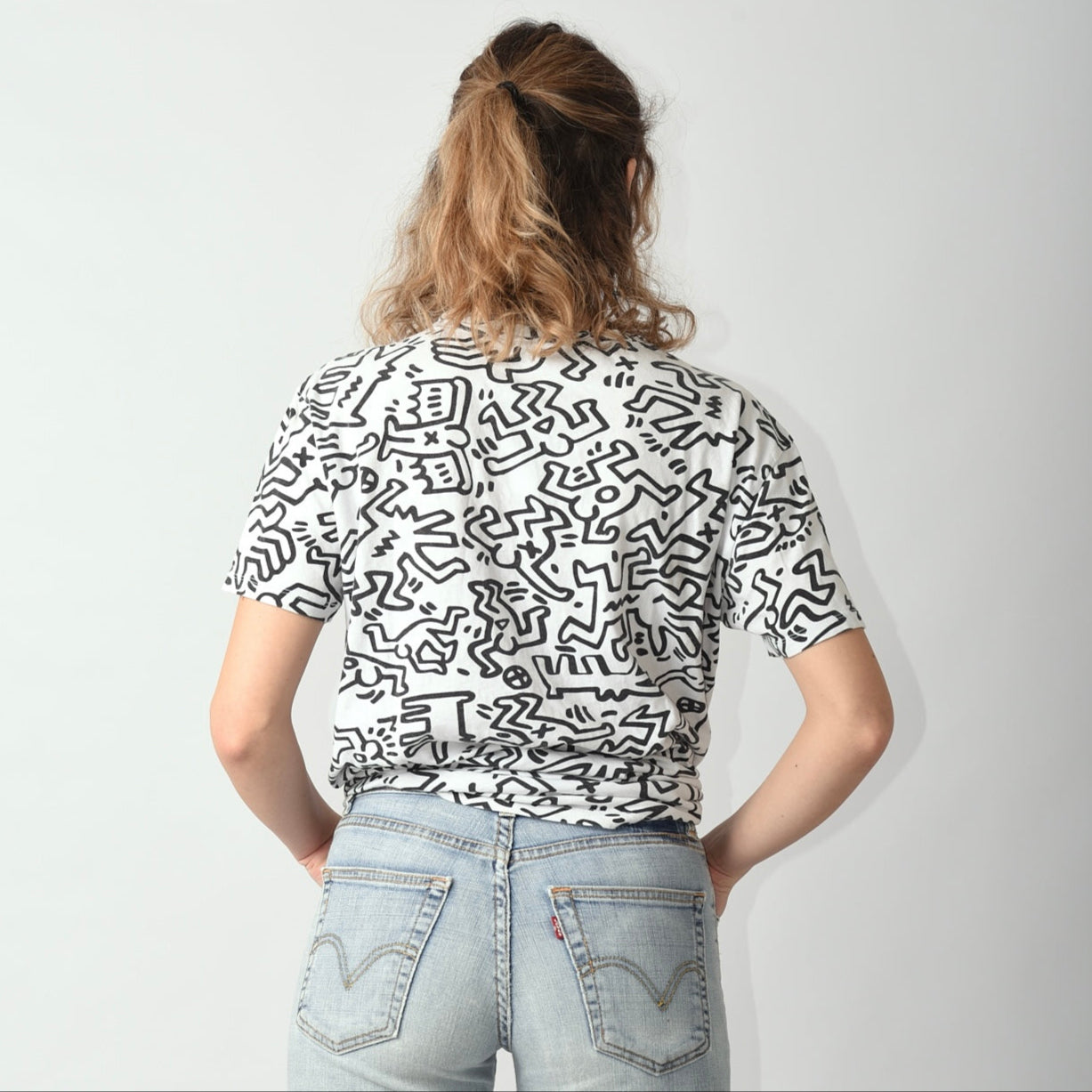 T-SHIRT CON STAMPA POP DI KEITH HARING